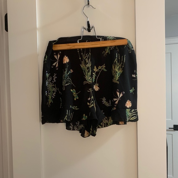 Aritzia Silky Shorts - Picture 1 of 3